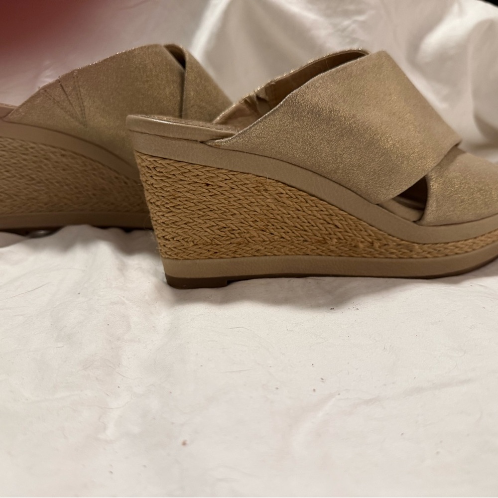 Chic Tan Wedge Sandals